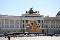 Gebäude des ehemaligen Generalsstabes mit Triumphbogen