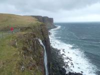 Steilküste an den Kilt-Rocks mit Wasserfall