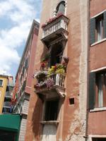 schöner Blumenbalkon in Venedig