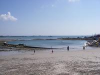 Meerwasser-Pool vor dem Hotel Ommaroo bei Ebbe