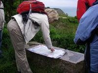 Wanderführerin Heidi zeigt die Wanderstrecke von der Bonne Nuit Bay bis zur Rozel Bay
