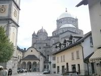 Alte und Neue Wallfahrtskirche in Re