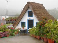 Strohbedecktes Haus in Santana leider im Regen