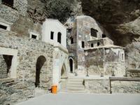 Die Grottenkirche des Klosters