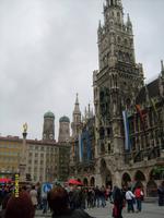 Neues Rathaus, im Hintergrund die Frauenkirche