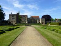 Penshurst Place and Garden - Blick  durch den italienischen Garten zum Schloss