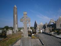 Kilmacduagh Abbey und Round Tower