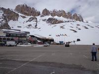 Pass Pordoj 2.239 m ü.M., Talstation der Seilbahn zum Pordoijoch in fast 3000 m Höhe