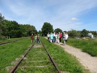 unsere Gruppe in Karnin an der Eisenbahnhubbrücke