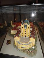 auch hier das Modell mit Eingang zur Bibliothek und Kirche