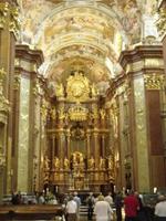 Blick auf den Altar in der Kirche