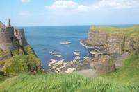 Malerische Caseway Küste bei Dunluce Castle
