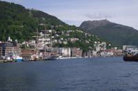 Blick auf das Hanseviertel Bryggen und die Hausberge Floyen und Ulriken