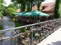 Künstlerinsel mit Schlösserbrücke