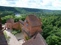 Blick vom Bergfried auf Burghof und Gauja