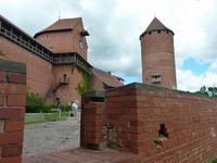 Blick vom Bergfried auf Burghof und Gauja
