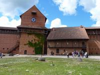 Blick vom Bergfried auf Burghof und Gauja