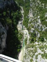 von der Brücke in den Canyon fotografiert