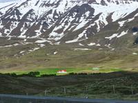 Im Tal Sommer auf den Bergen Winter 