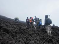 Wir stehen auf 2 Wochen alter Lava!