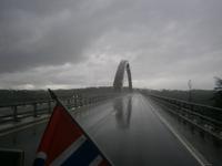 Swinesundbrücke, Abschied bei Regen