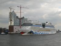 Philharmonie im Bau u.Aida beim Auslaufen