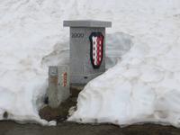 036 Fahrt über den Furkapass - Grnzstein am Pass