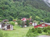 137 Fiesch - ein Hubschrauber der Air Zermatt landet