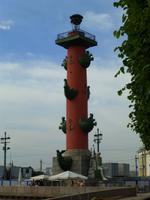 Die Rostrasäulen auf der Wassiljewski-Insel wurden nach römischem Vorbild erbaut. Dort schmückten die Schiffsschnäbel besiegter Schiffe die Säulen.