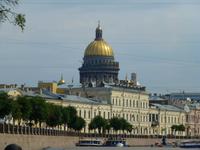Die Kuppel der Isaaks-Kathedrale thronte wie immer über den Dächern der Stadt.