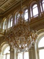 Besonders eindrucksvoll auch die prunkvollen Kronleuchter in diesem Saal.