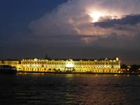 Es handelt sich hier nur um Wetterleuchten, auch wenn es fast aussieht, als wäre die Sonne neu aufgegangen.