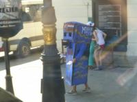 Dieser lustige Geselle versuchte, vor der Blutskirche Flyer an den Mann oder die Frau zu bringen. So ein Kostüm muss bei 34 Grad Außentemperatur besonders toll sein.