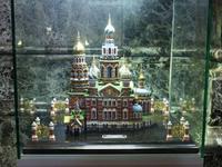 Ein kleines Modell der Kirche im Jugendstil.