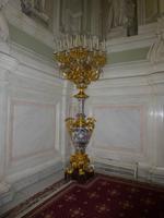 Vase und Kronleuchter in modischer Kombination.