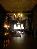 Hier mal ein komplett in dunklem Edelholz getäfeltes Zimmer.