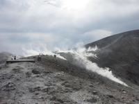Schwefeldämpfe am Kraterrand