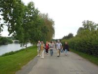 auf dem Weg zum Boot zur Bootsfahrt auf dem Cher 