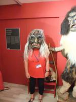 Wer versteckt sich unter dieser Maske?