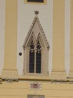 Links des gotischen Fenster erinnert eine eingemauerte Kanonenkugel an den Beschuss der Stadt Bratislava 1809