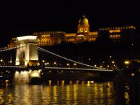 Beleuchtete Kettenbrücke mit Burg im Hintergrund, Budapest