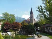 Pfarrkirche Interlaken mit Koi Teich 
