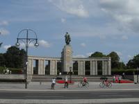Mahnmal mit Statue des Rotarmisten