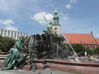Neptunbrunnen mit St Marienkirche