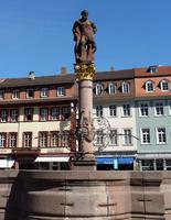 HERKULESBRUNNEN auf dem Rathausplatz