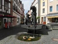 Bärenbrunnen mit Hotel 