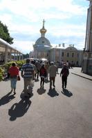 Reisegäste gehen zum Eingang des Peterhofs