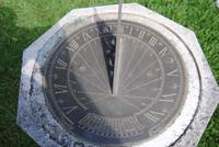 Sonnenuhr im Blandy`s Garten