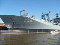 Marine-Schiff im Hamburger Hafen
