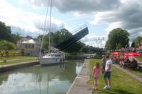 Schon schließt sich die hochklappbare Straßenbrücke von Berg wieder